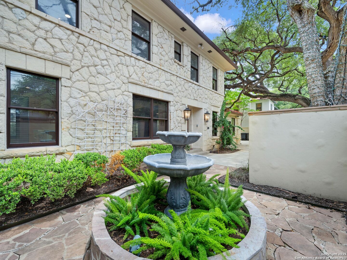 421 E Hildebrand