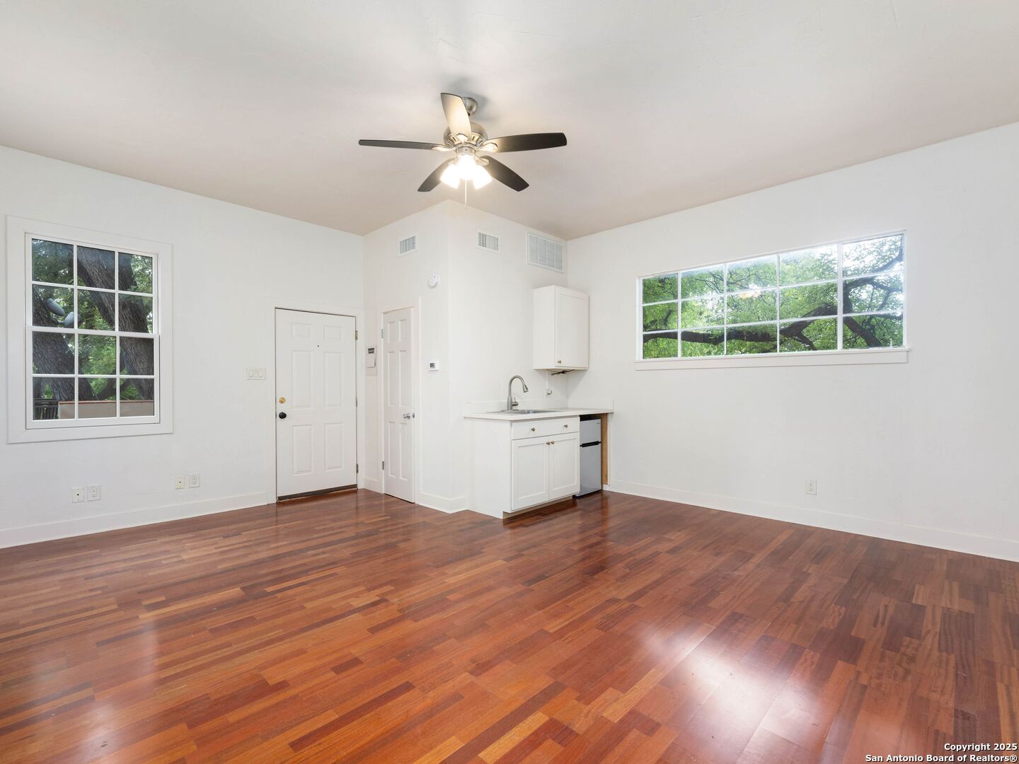 421 E Hildebrand