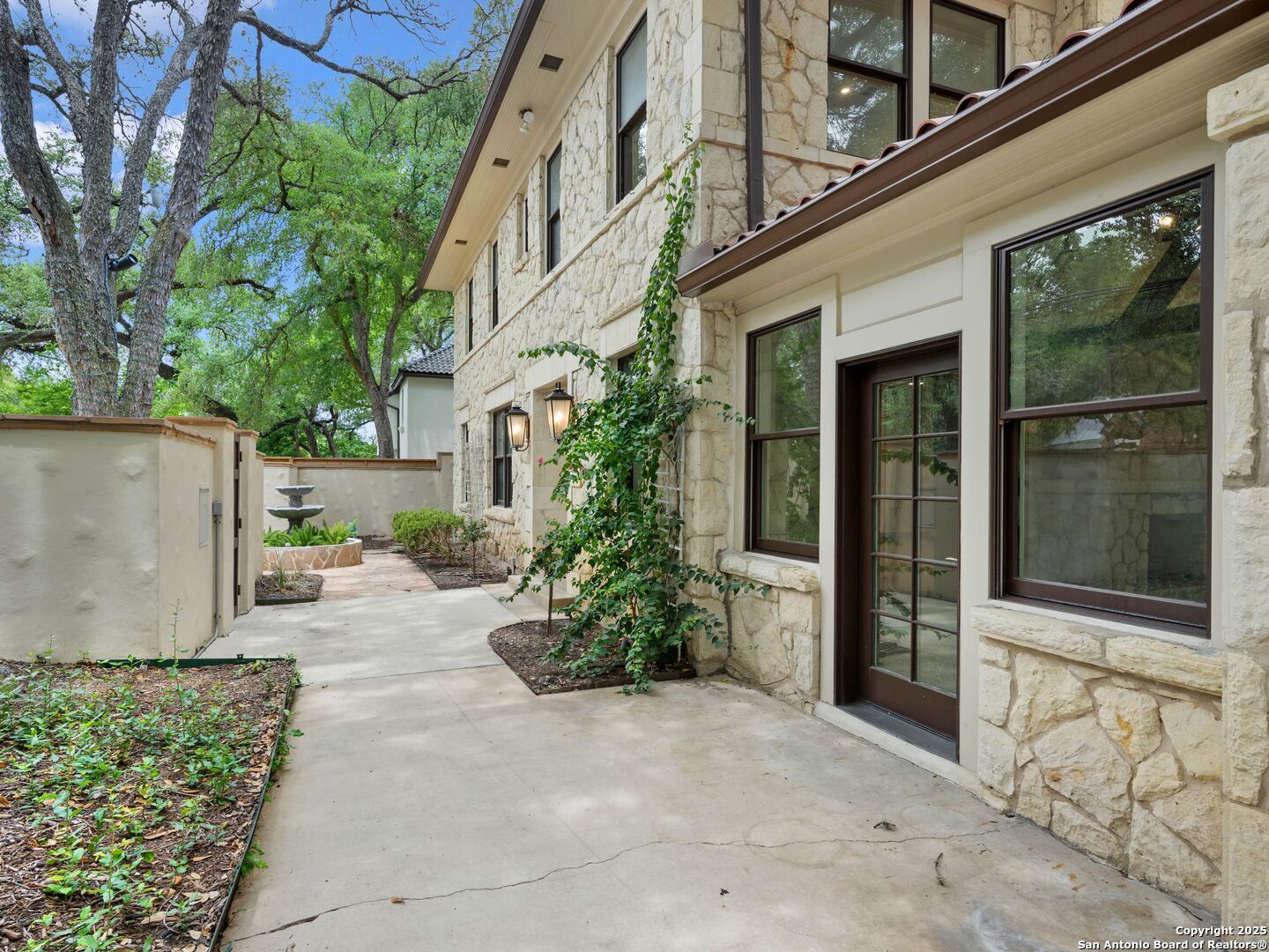 421 E Hildebrand