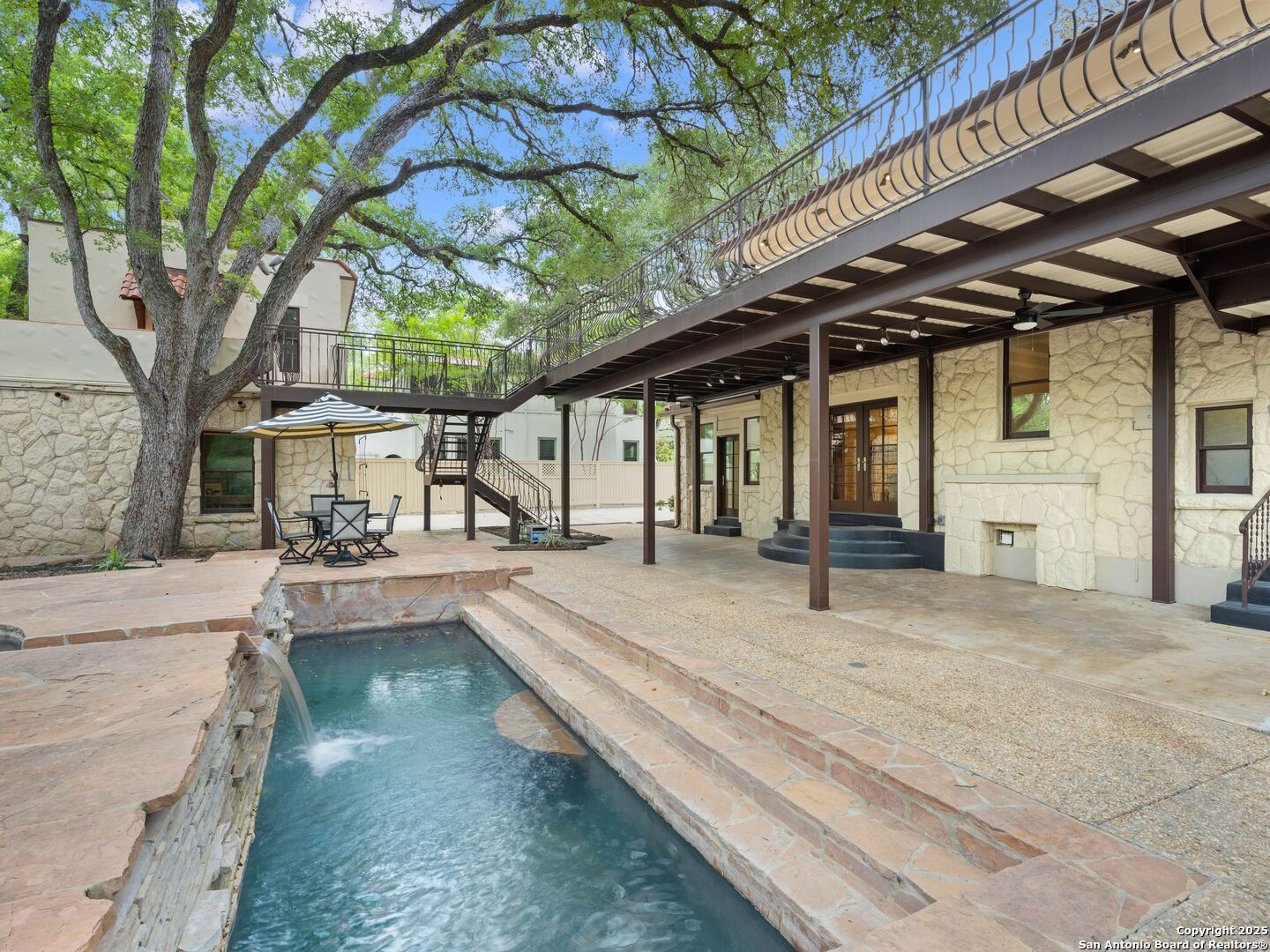 421 E Hildebrand