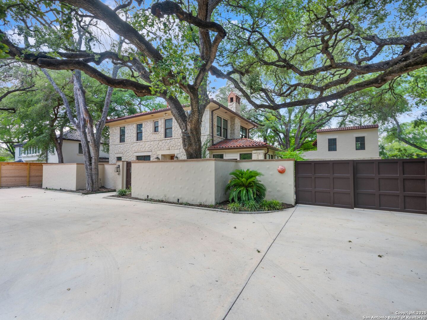 421 E Hildebrand