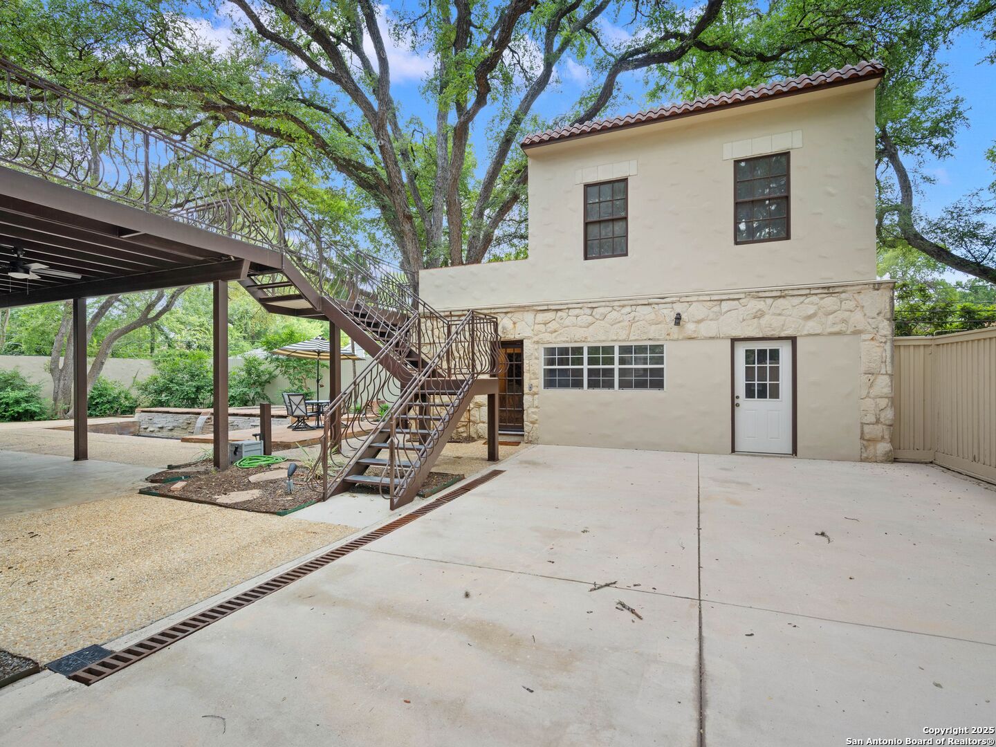 421 E Hildebrand