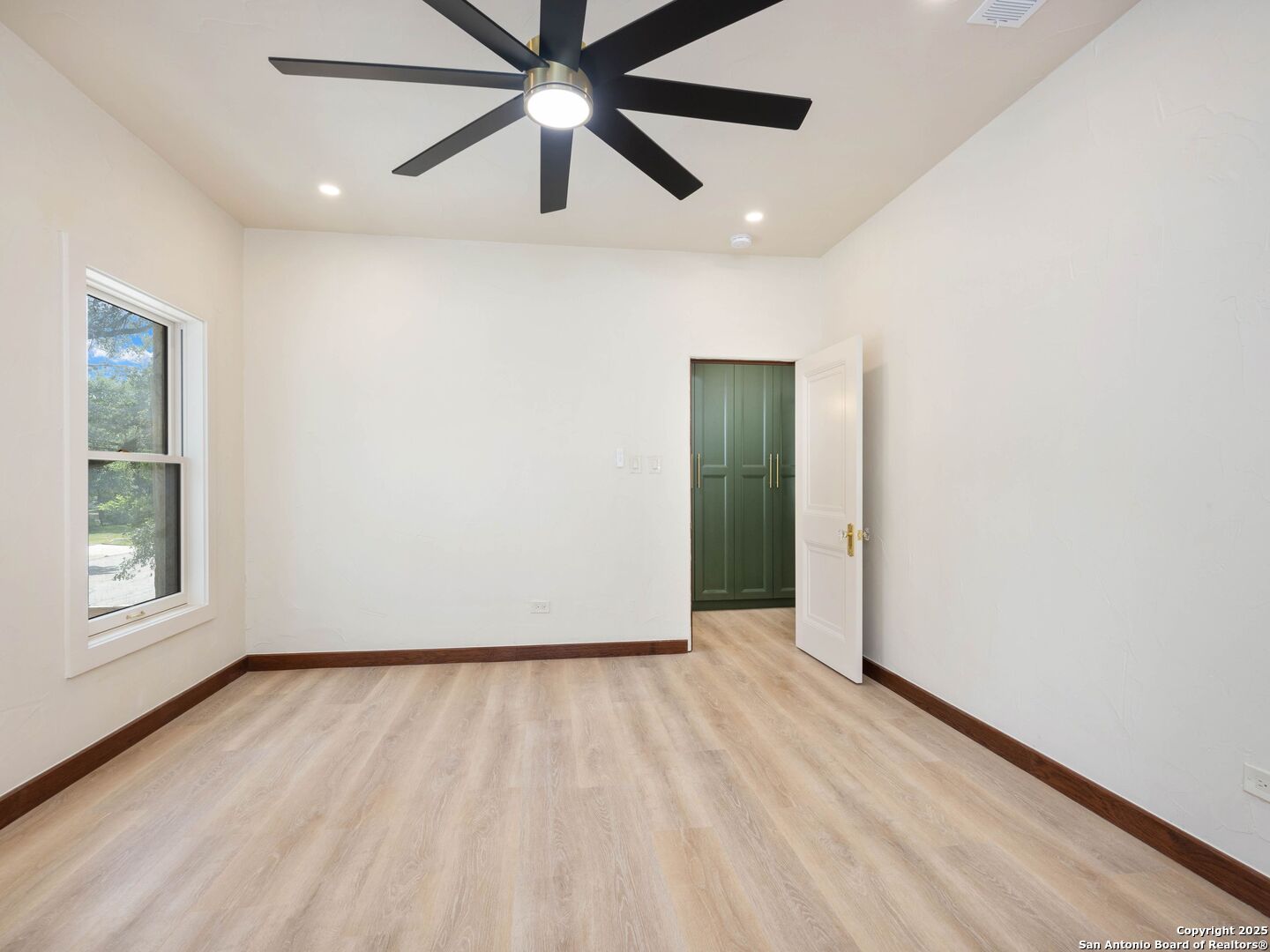 421 E Hildebrand