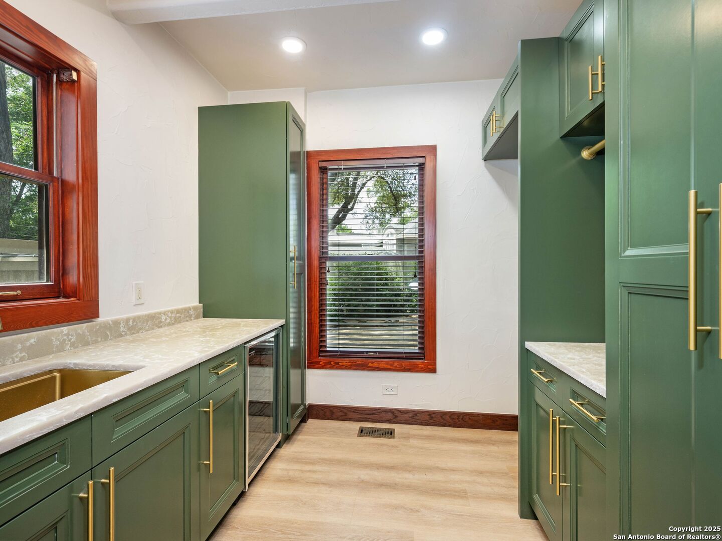 421 E Hildebrand