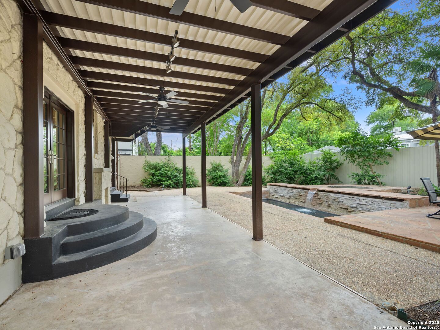 421 E Hildebrand