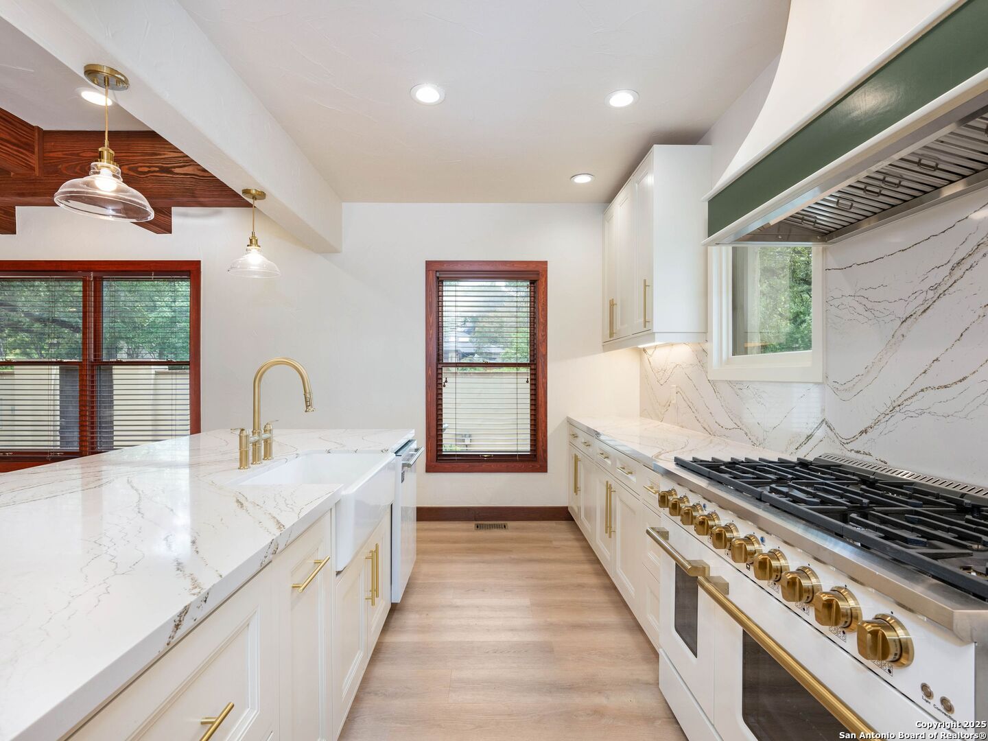 421 E Hildebrand