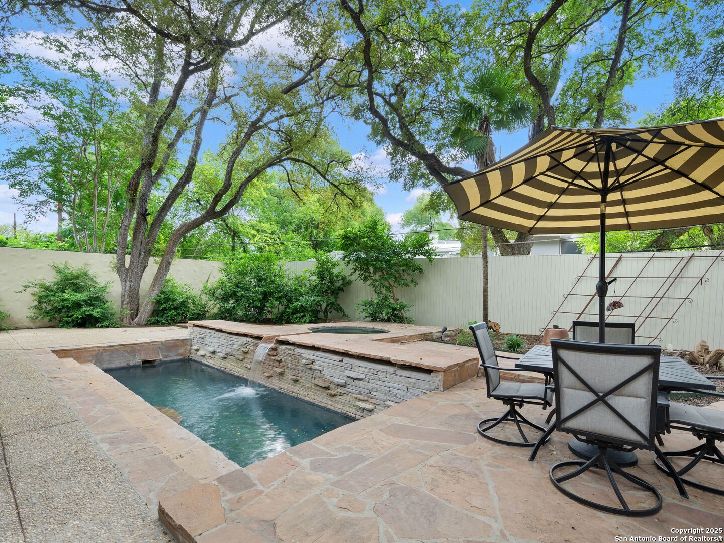 421 E Hildebrand