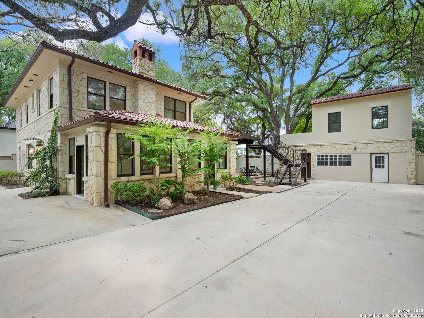 421 E Hildebrand