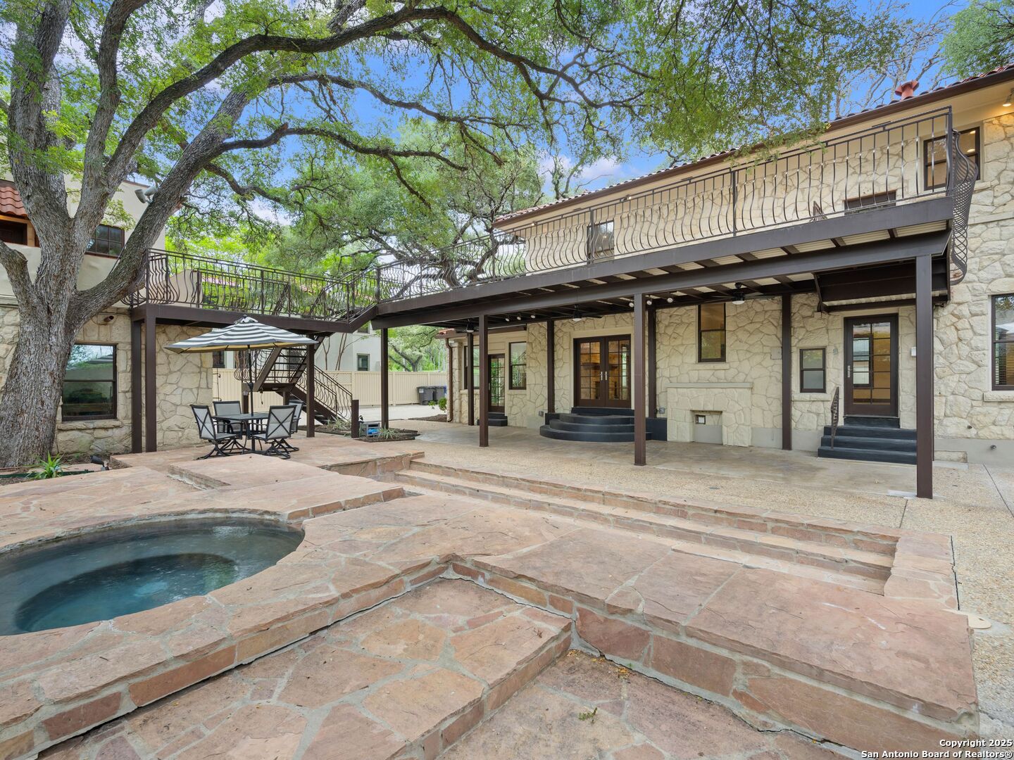 421 E Hildebrand