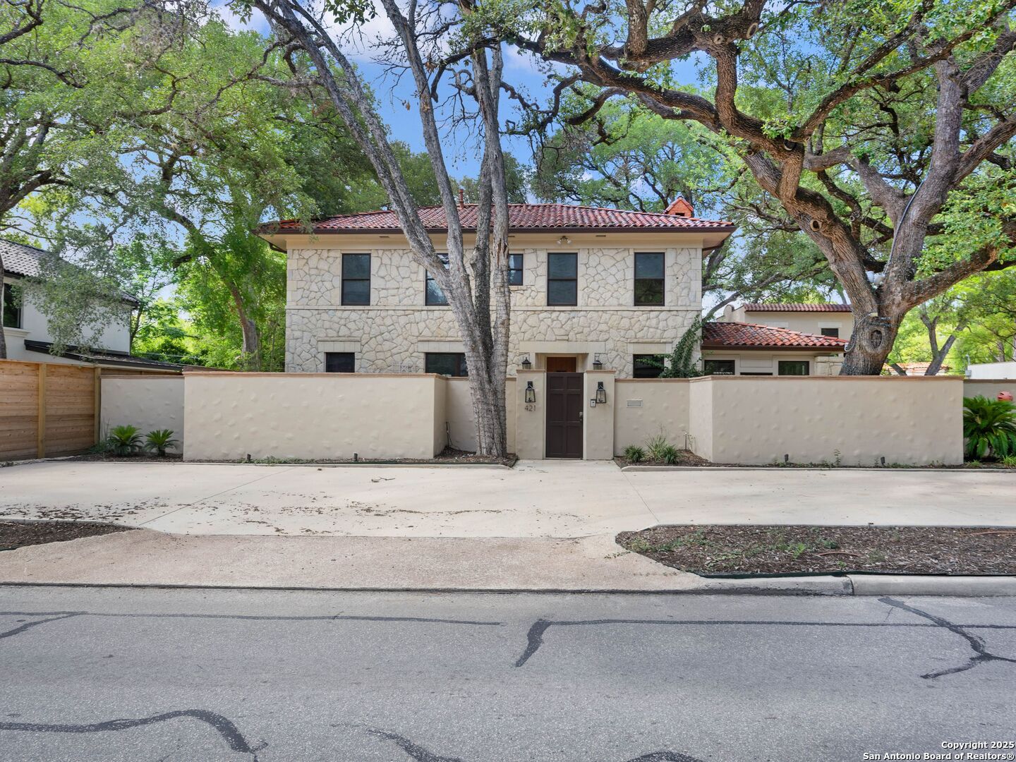 421 E Hildebrand