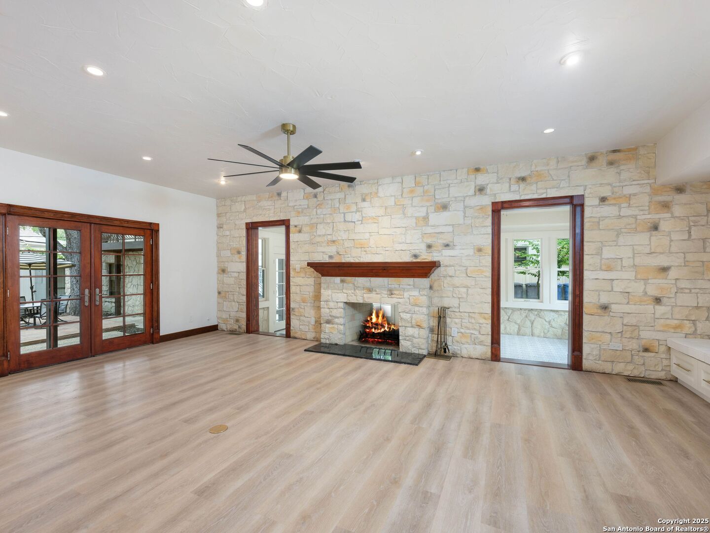 421 E Hildebrand