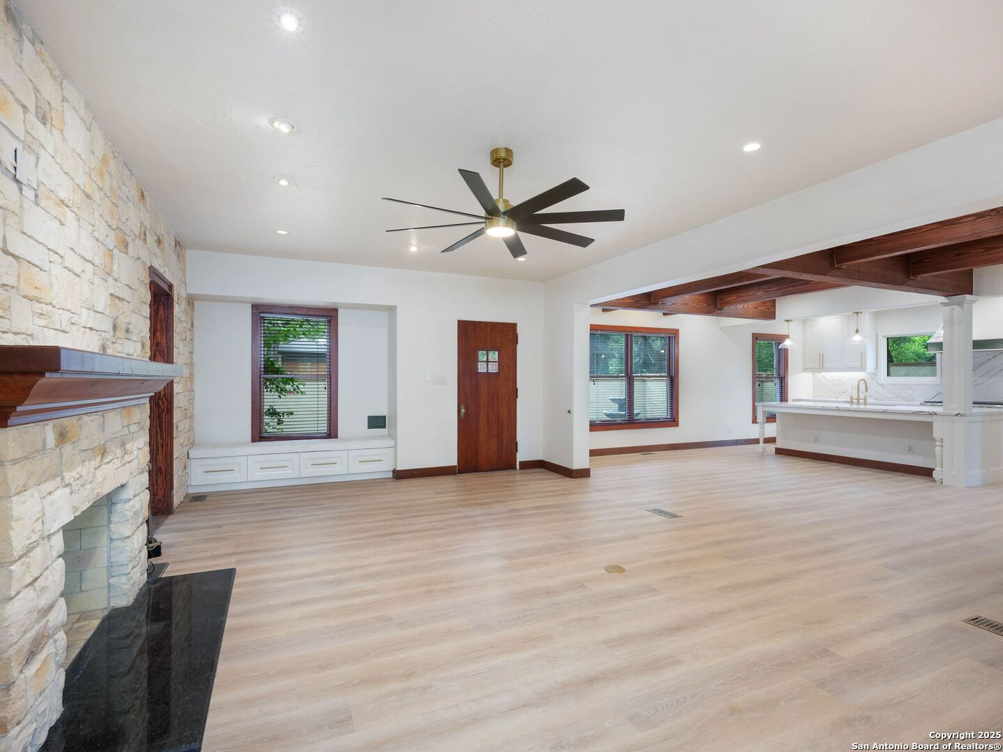 421 E Hildebrand