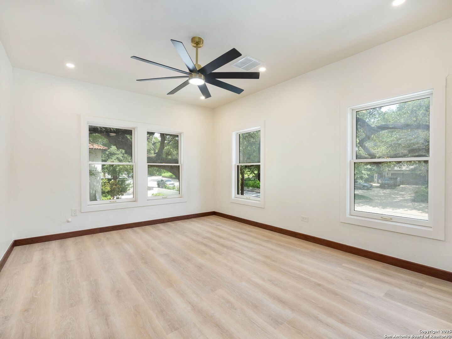421 E Hildebrand