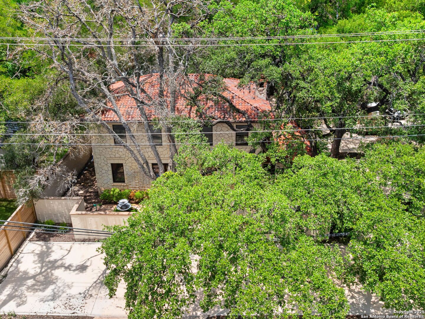 421 E Hildebrand