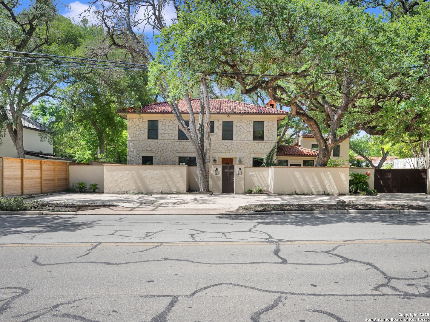 421 E Hildebrand
