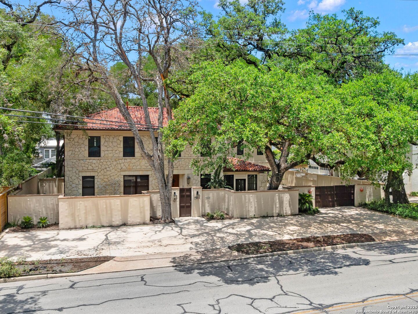421 E Hildebrand