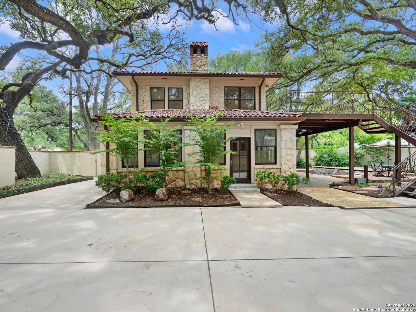 421 E Hildebrand