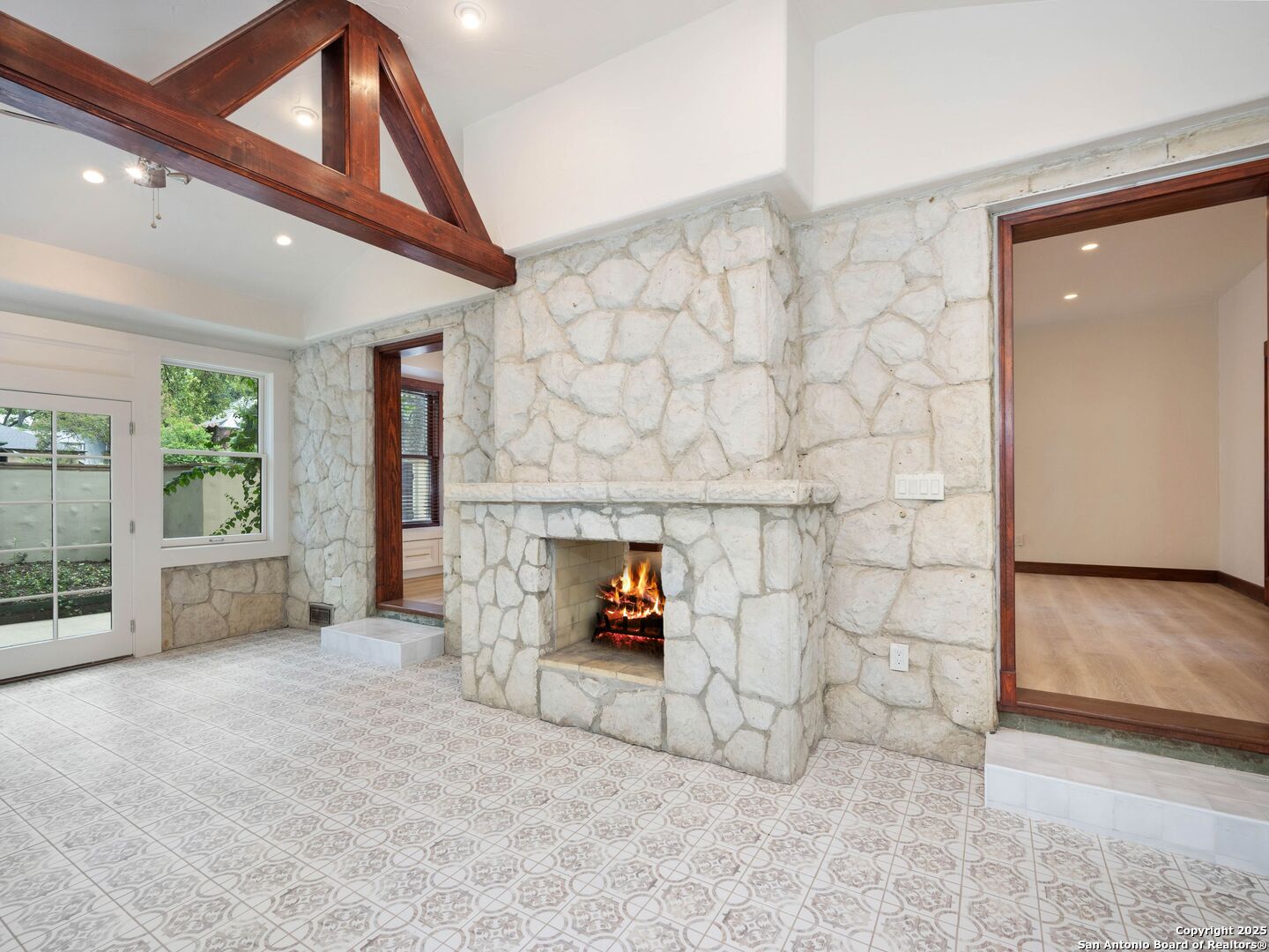 421 E Hildebrand
