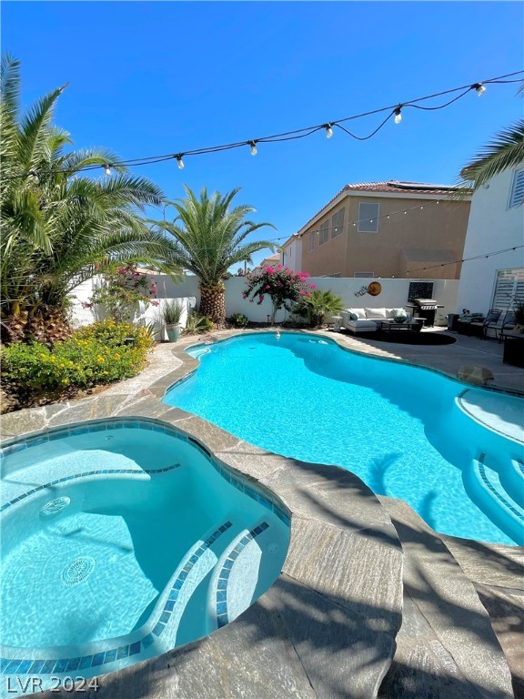 10008 Hawthorne Grove Street