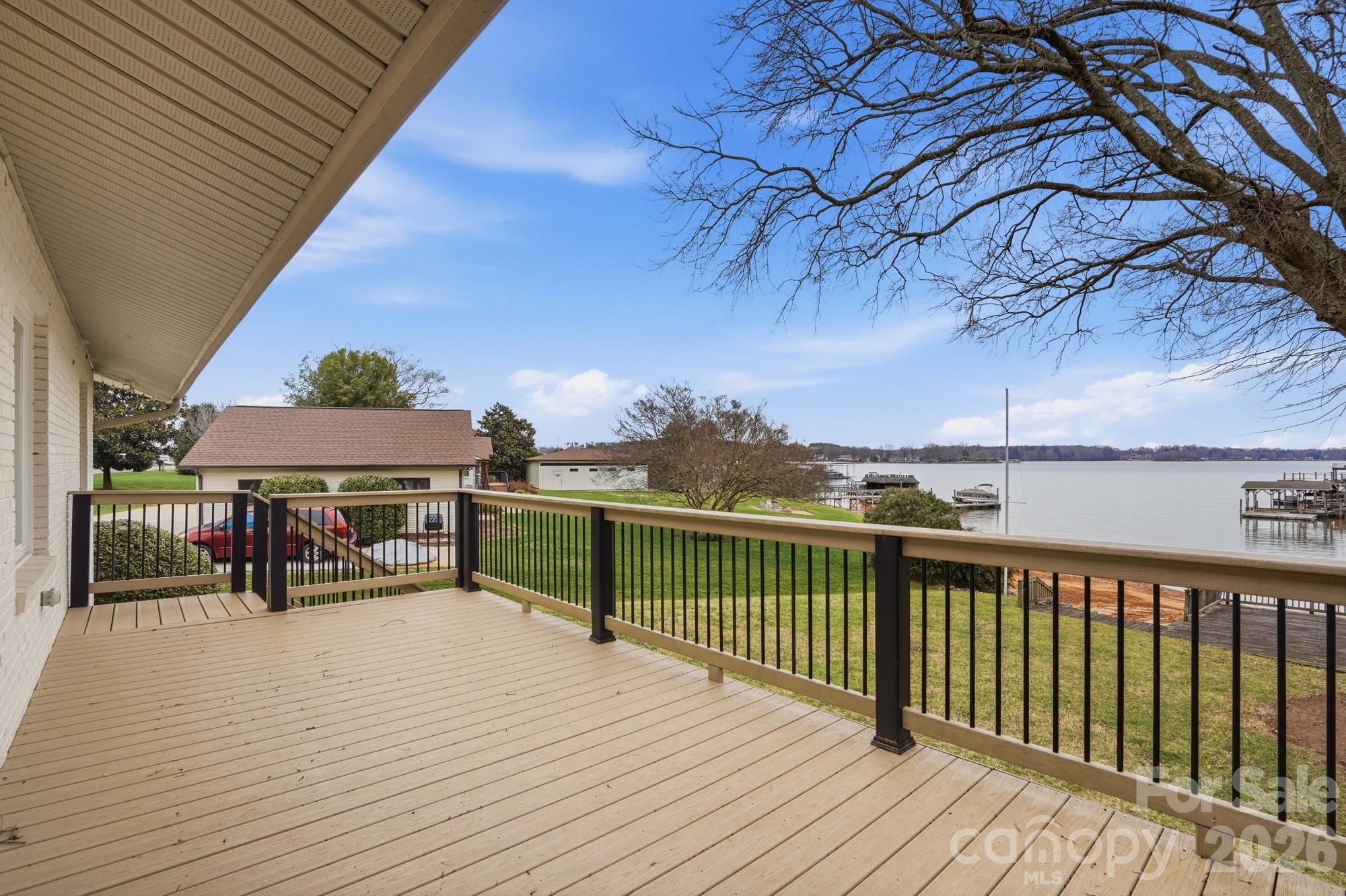 332 Shoreline Loop