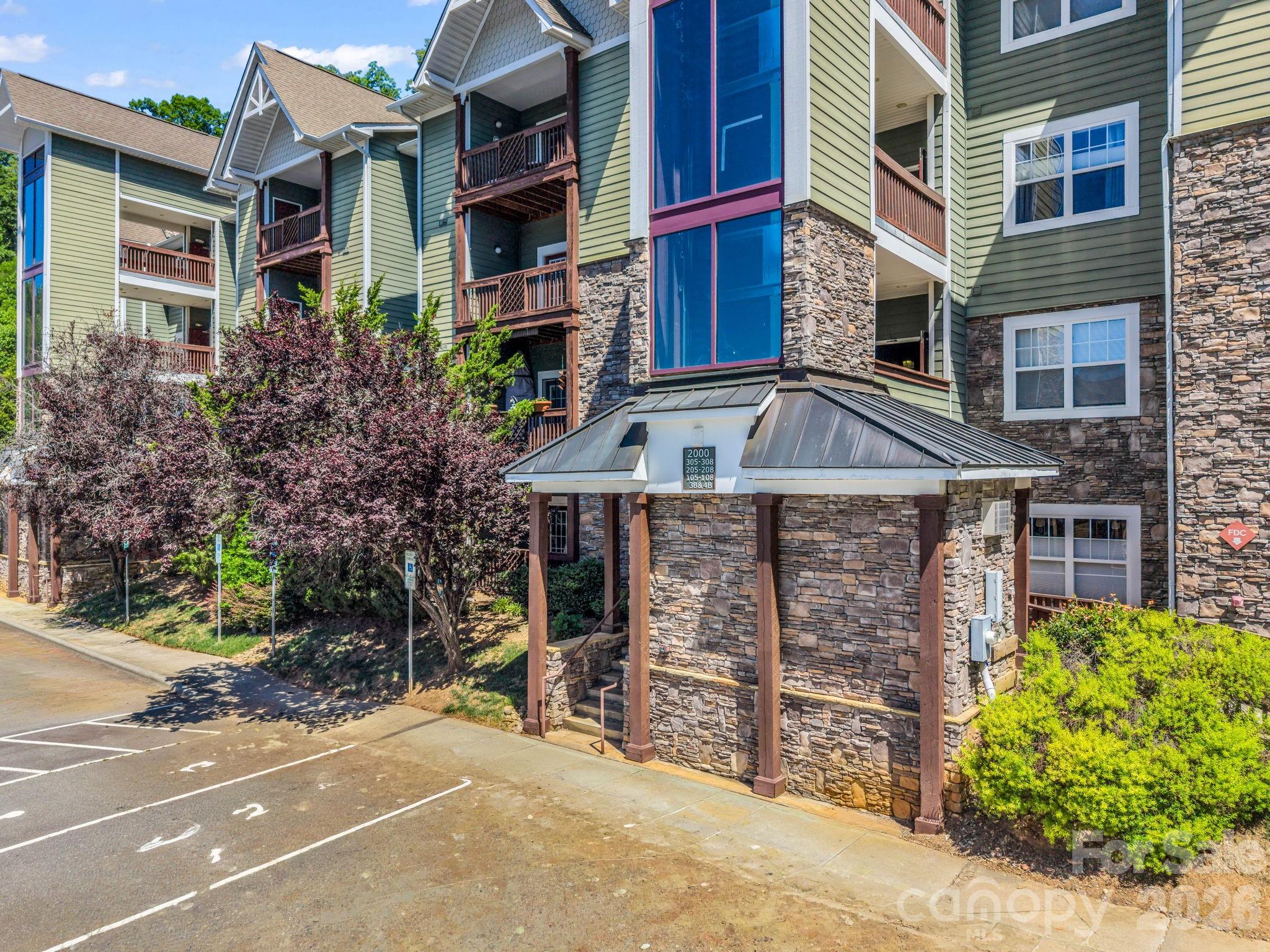 2000 Olde Eastwood Village Boulevard