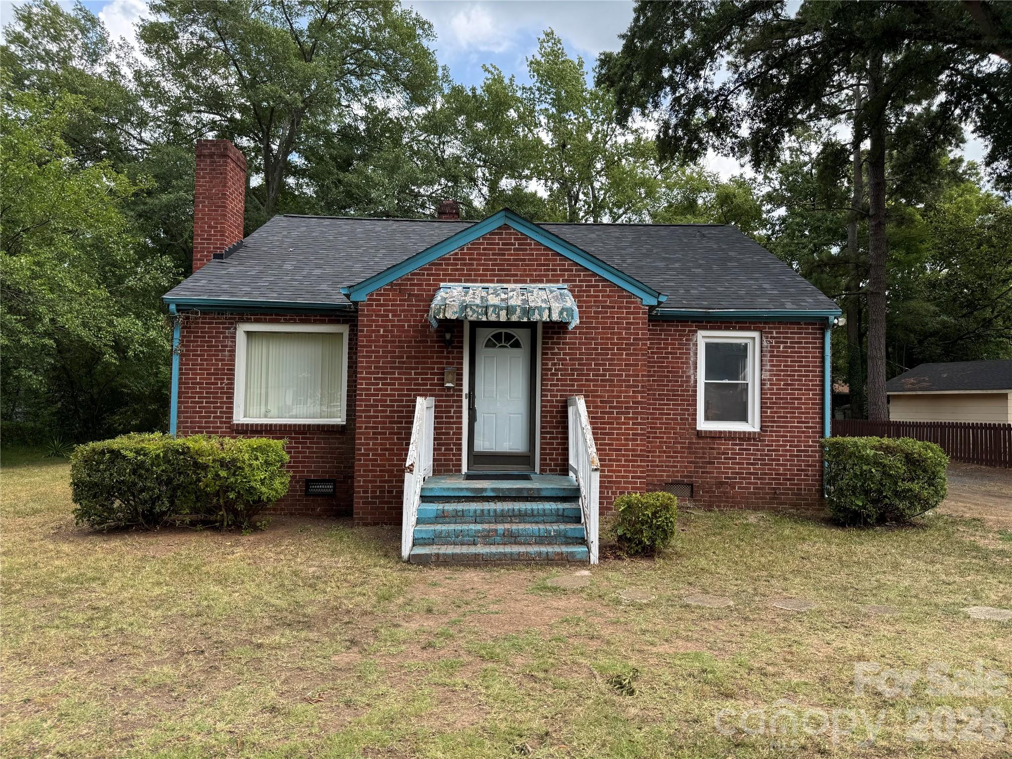 945 S Confederate Avenue
