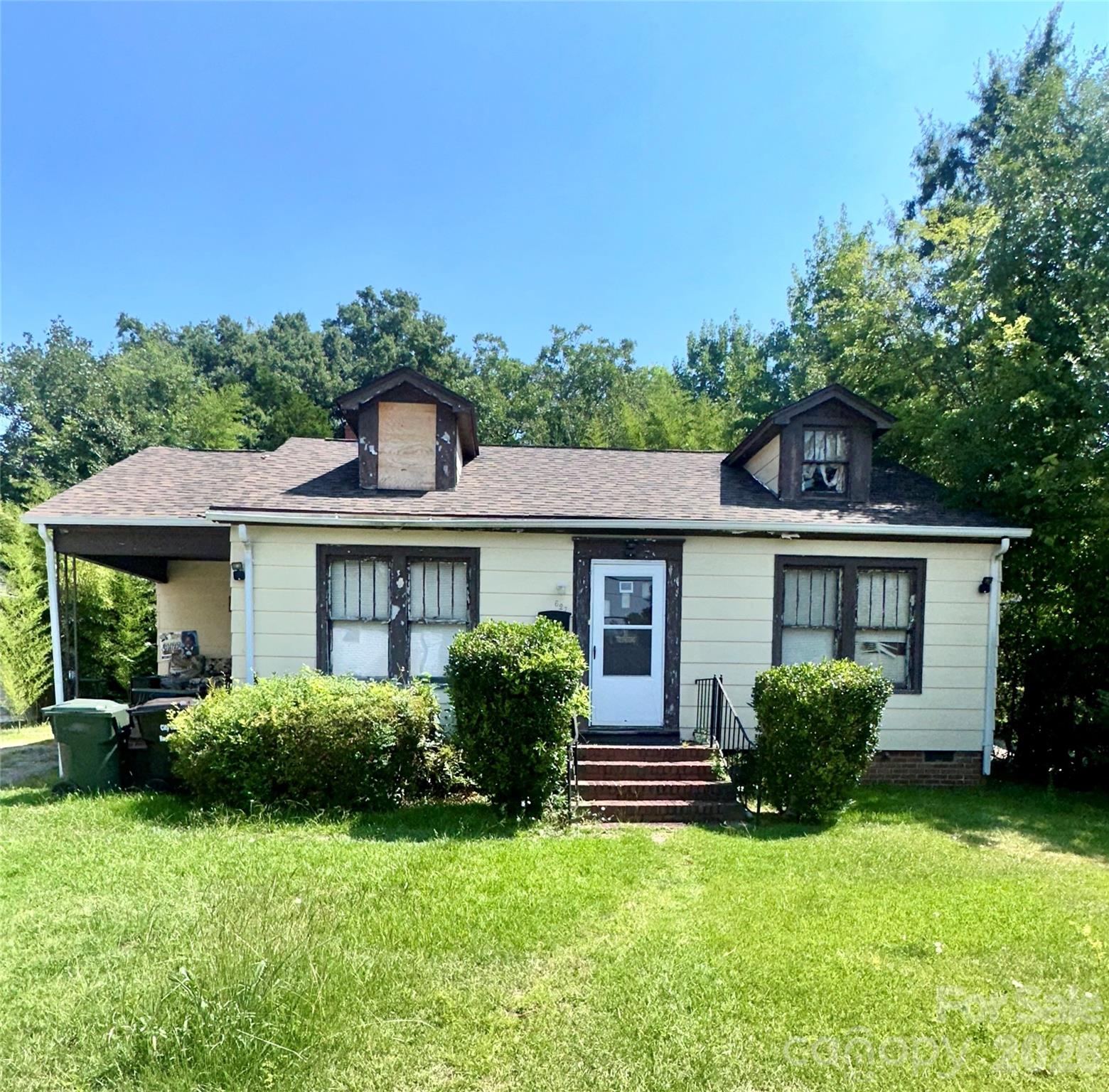 627 E Black Street