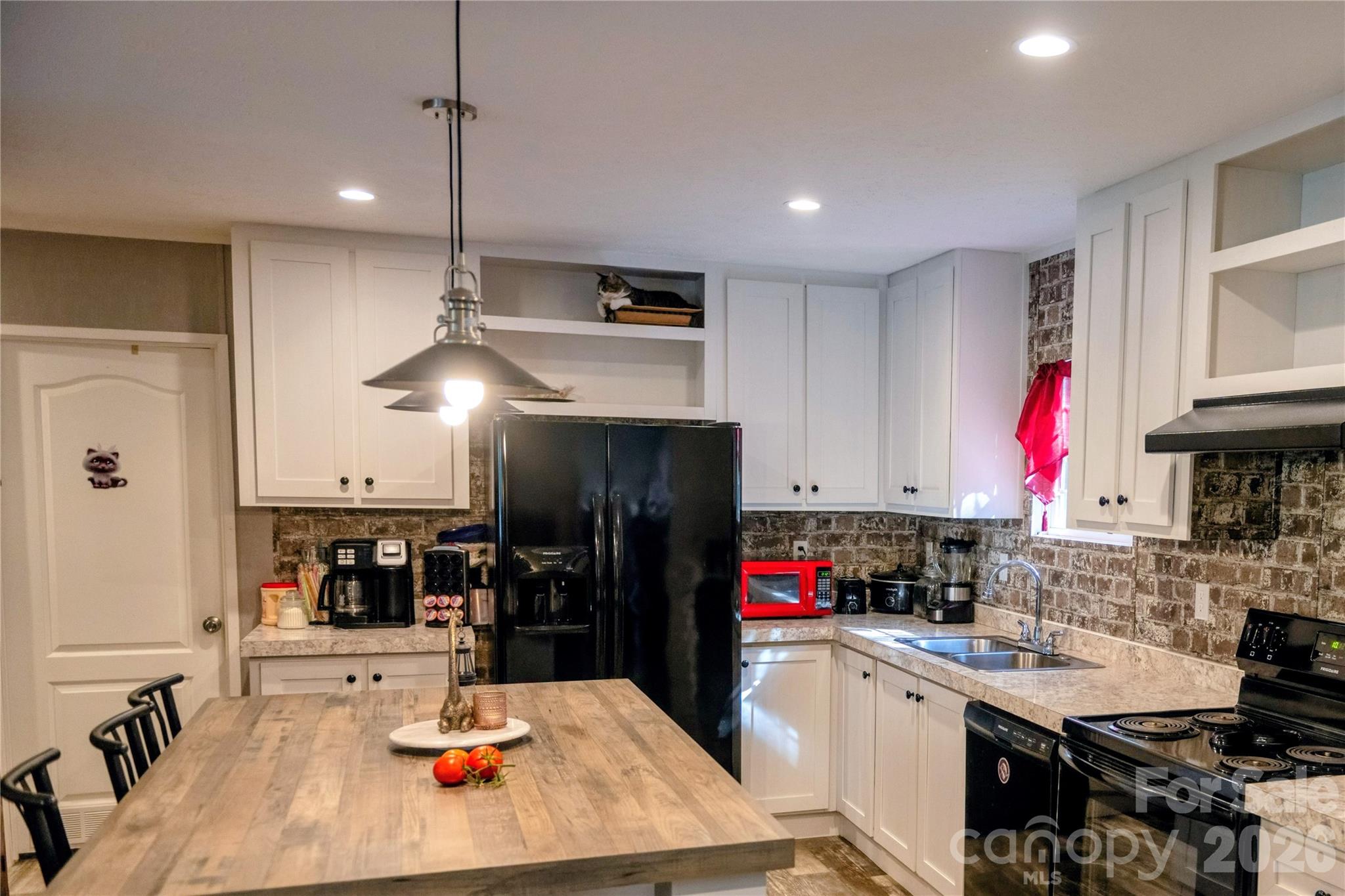 30 & 32 W Skyland Circle