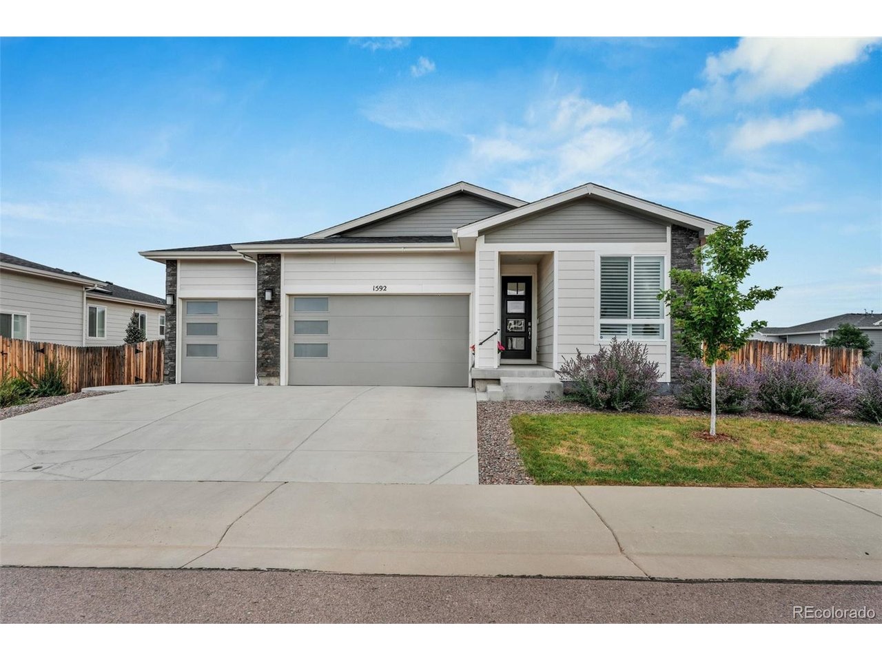 1592 Maggie Mae Ln