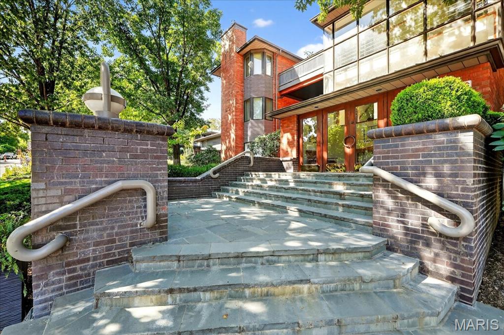 155 N Hanley Road Unit: 305