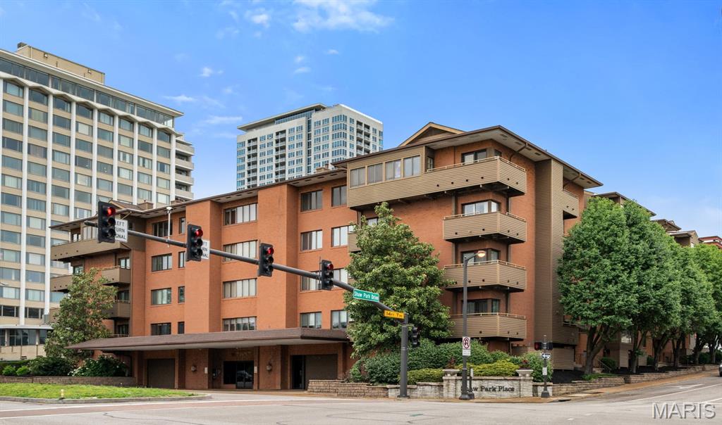 250 S Brentwood Boulevard Unit: 1F