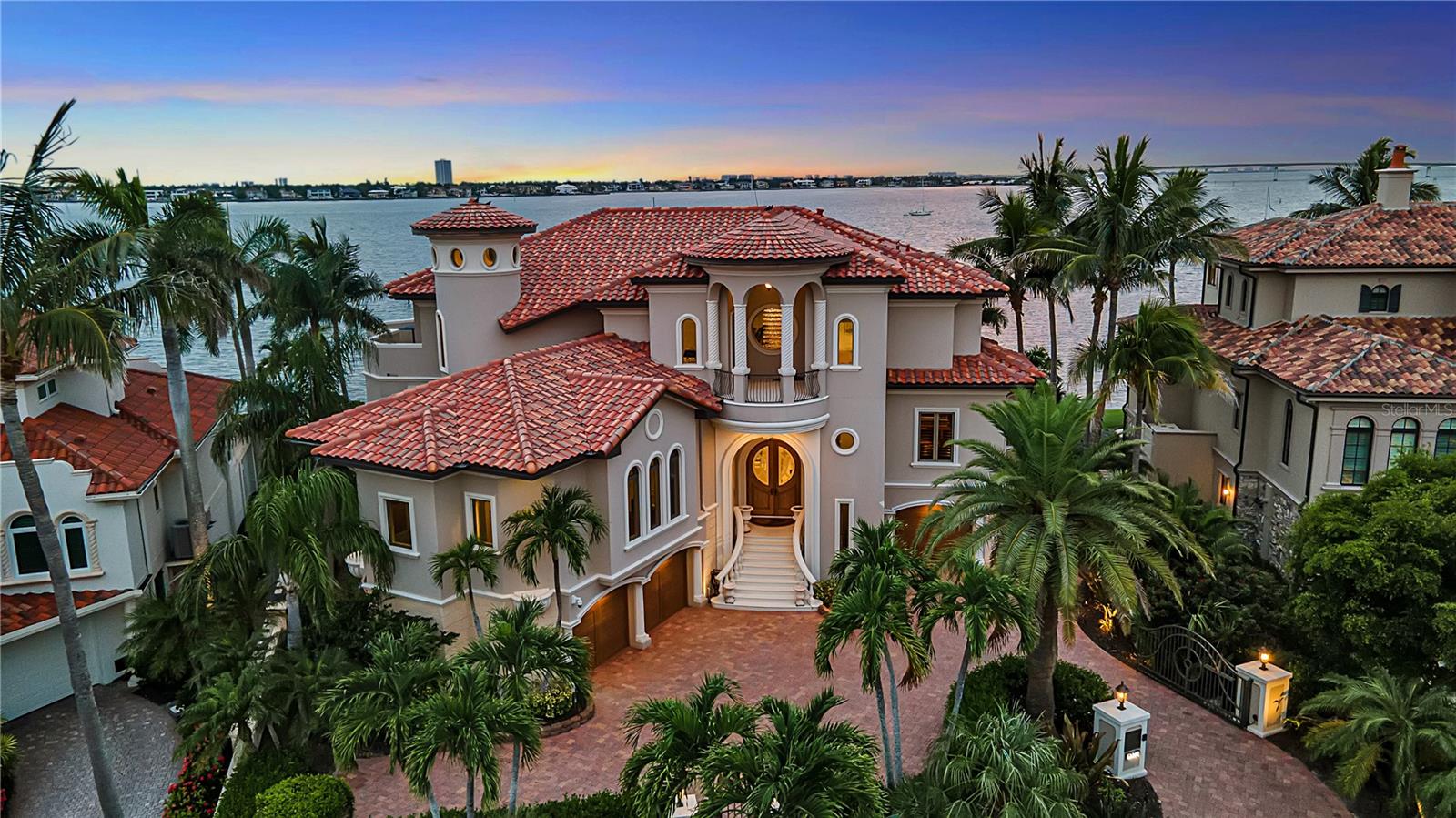 1372 HARBOR DR