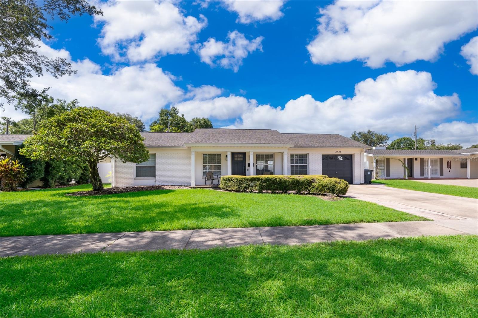 2426 WHITEHALL CIR