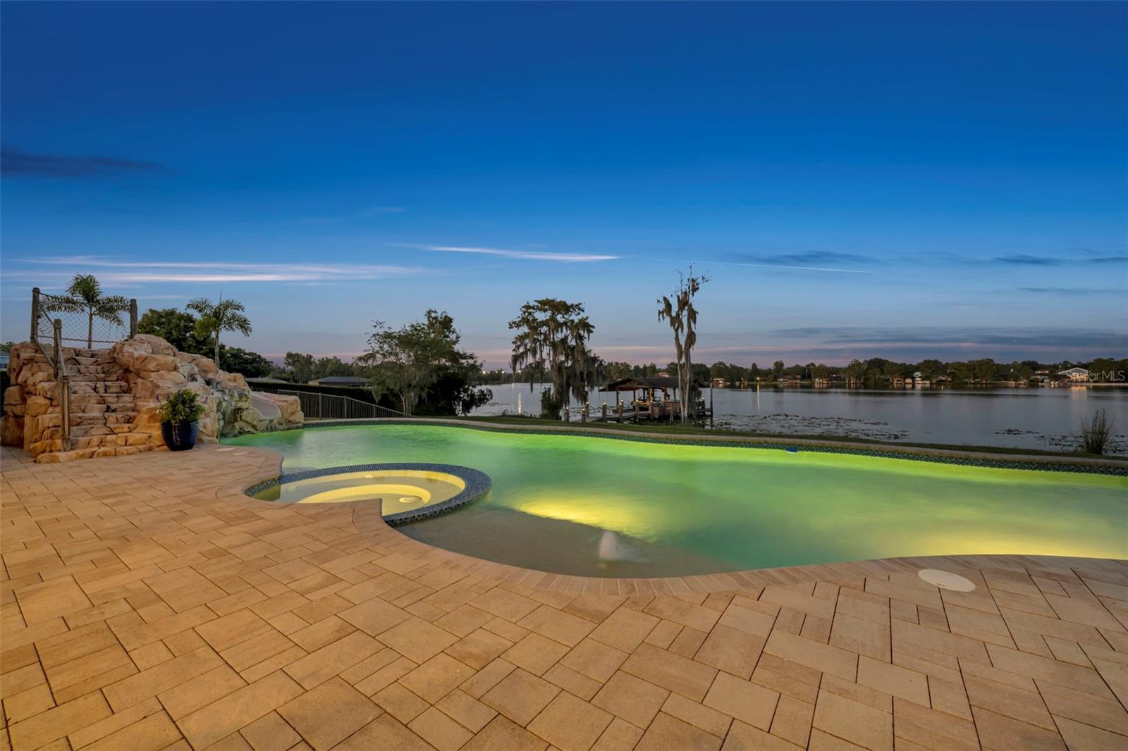 656 LONG LAKE DR