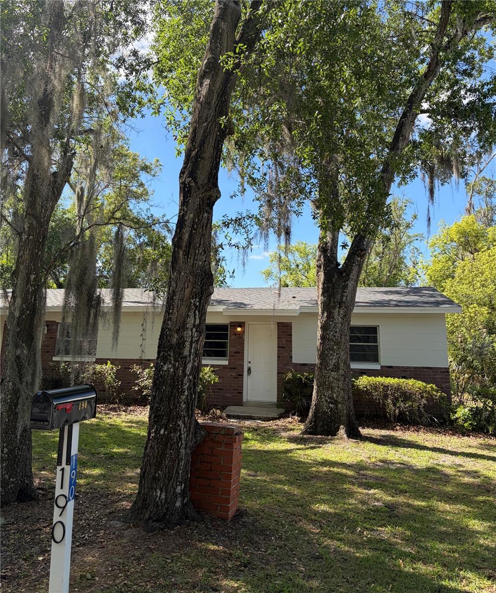 190 W VENTRIS AVE