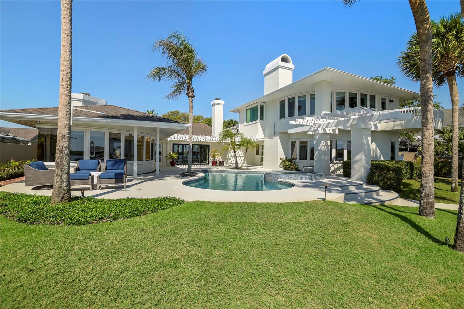 1215 COMMODORE DR