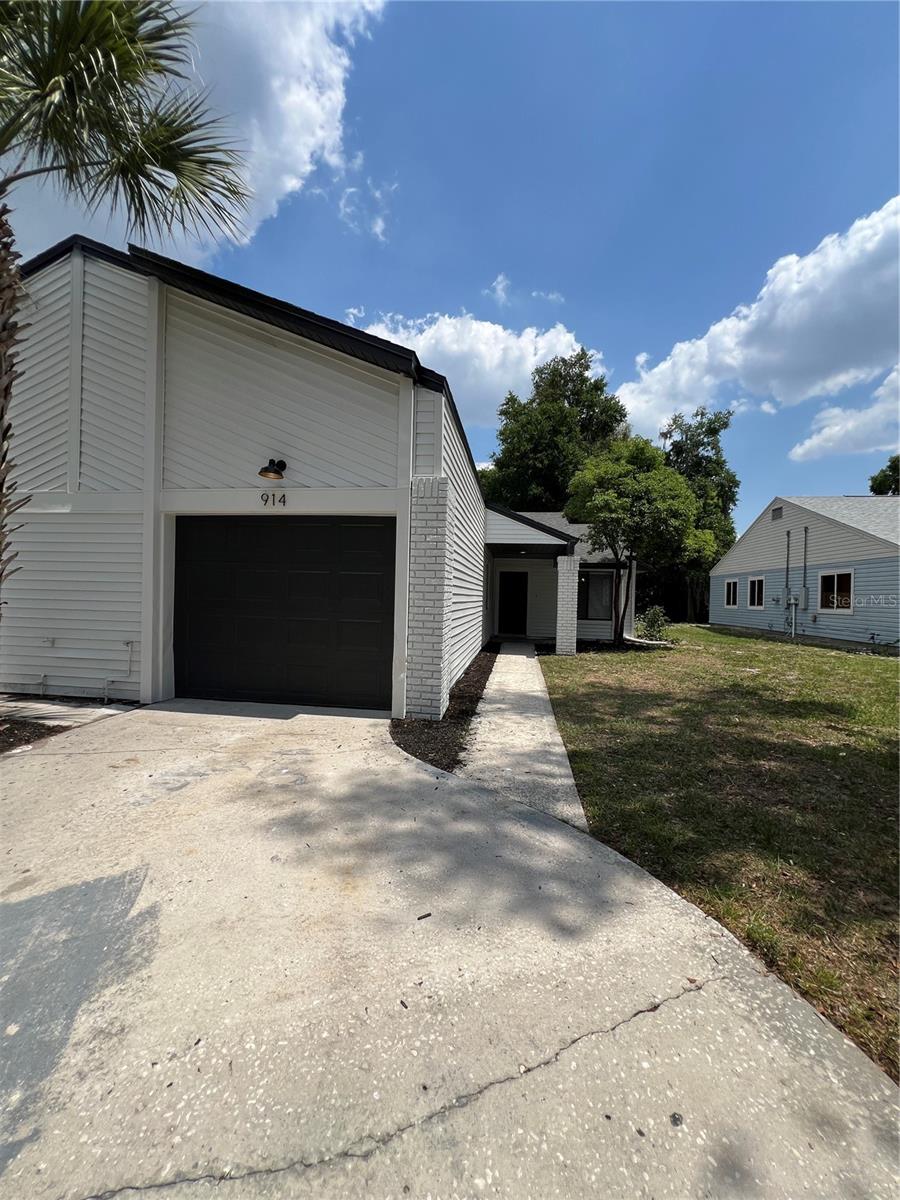 914 ROBINHOOD CT