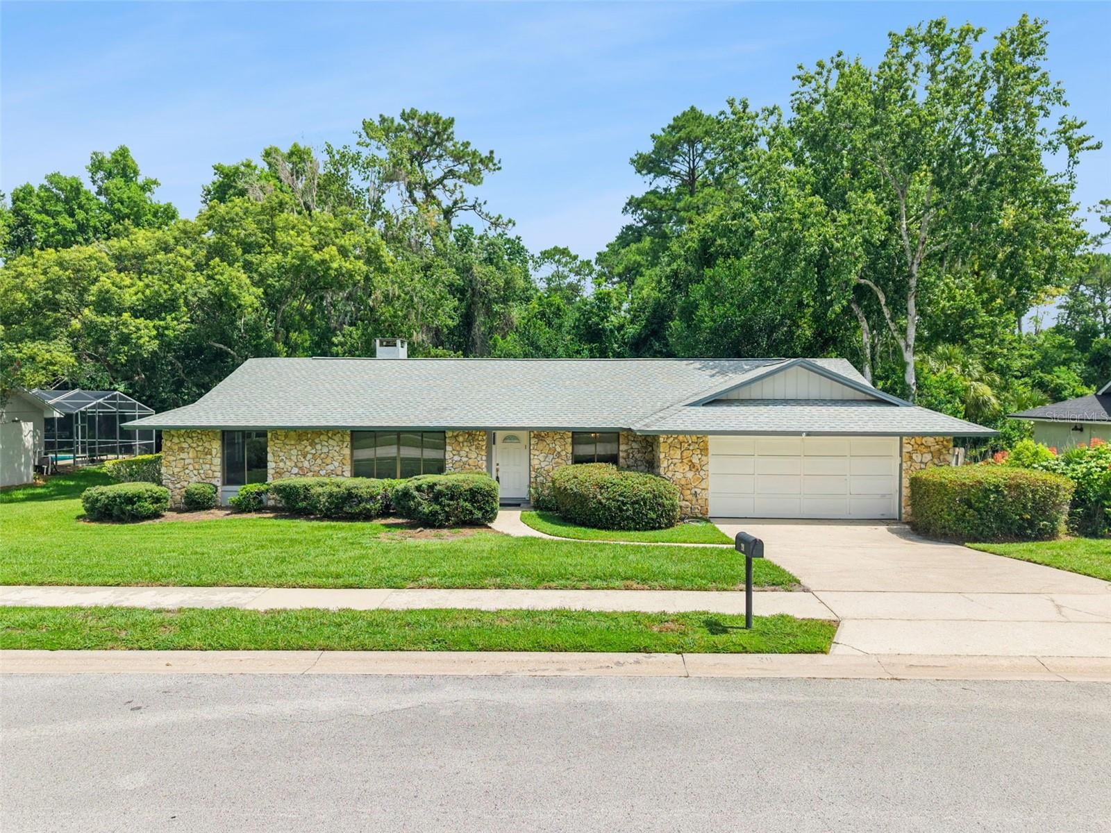 211 HICKORY DR