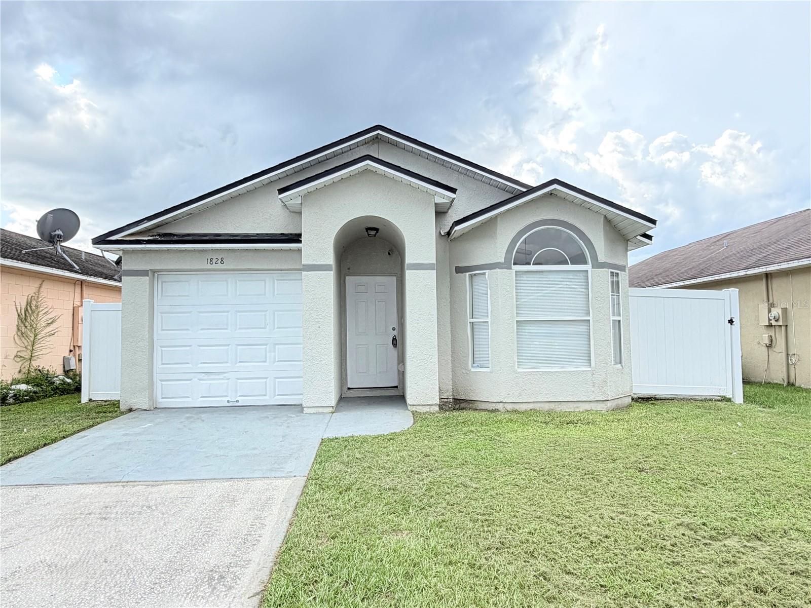 1828 LACY LN
