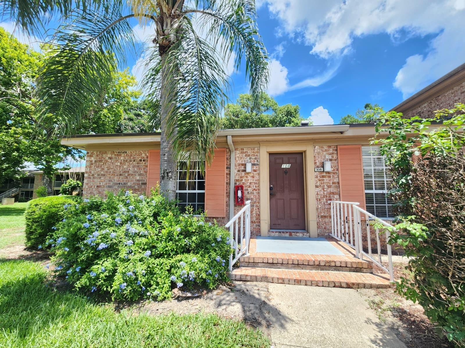 416 BANYON TREE CIR #108