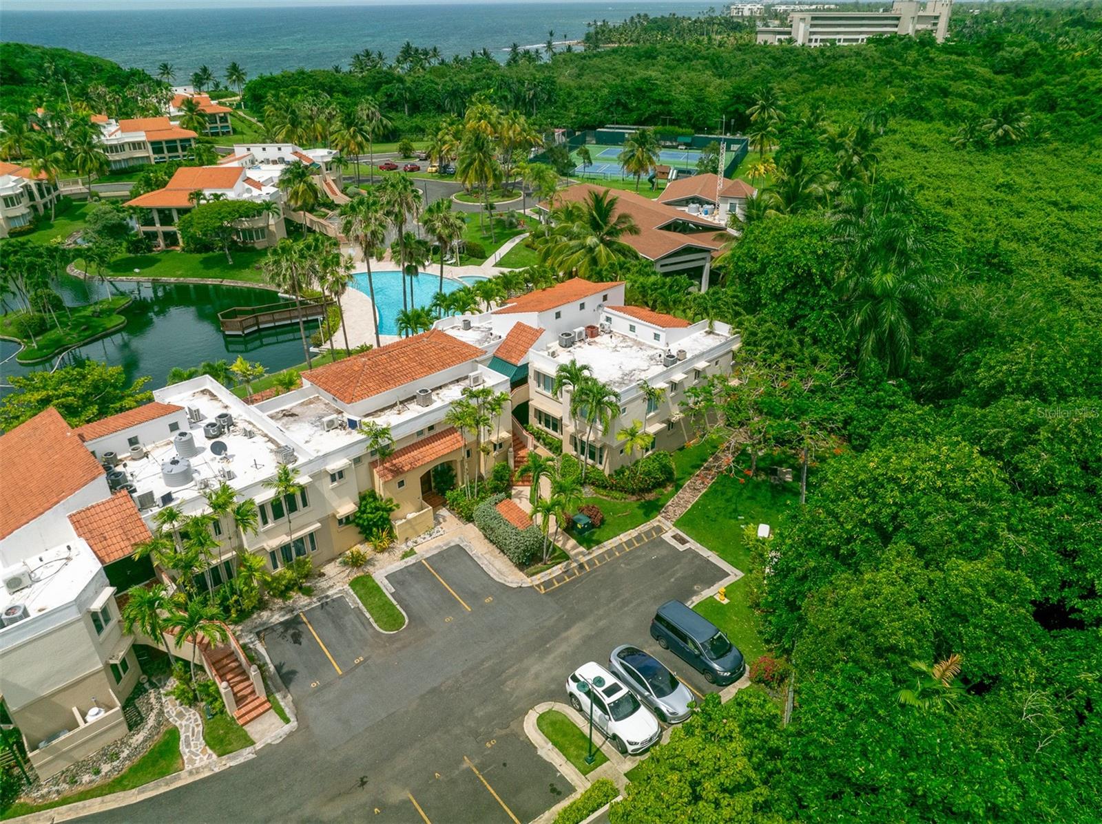 4 LAKESIDE VILLAS #04