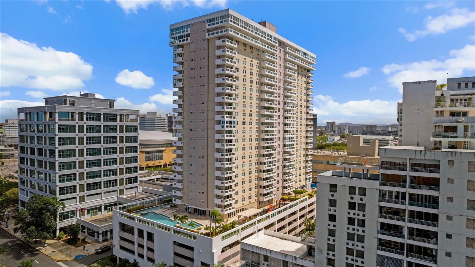 576 AVE. ARTERIAL B, COLISEUM TOWER #809