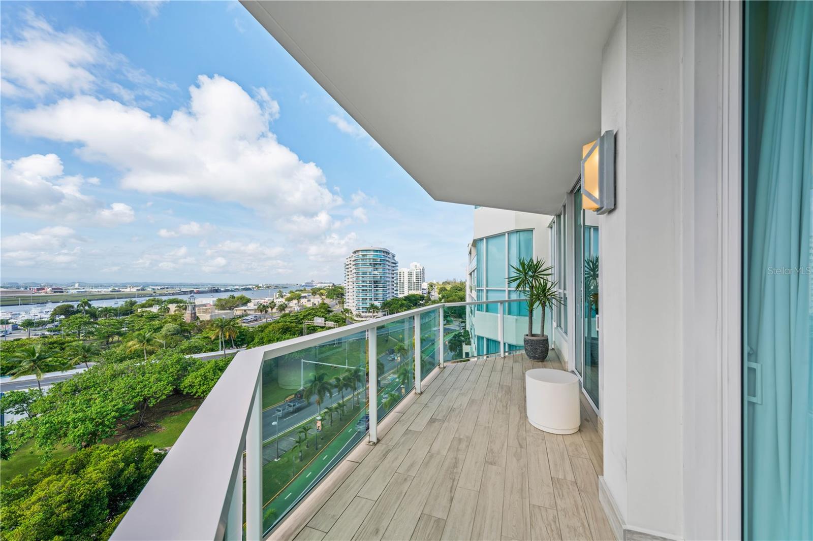 25 MUNOZ RIVERA AVE #812