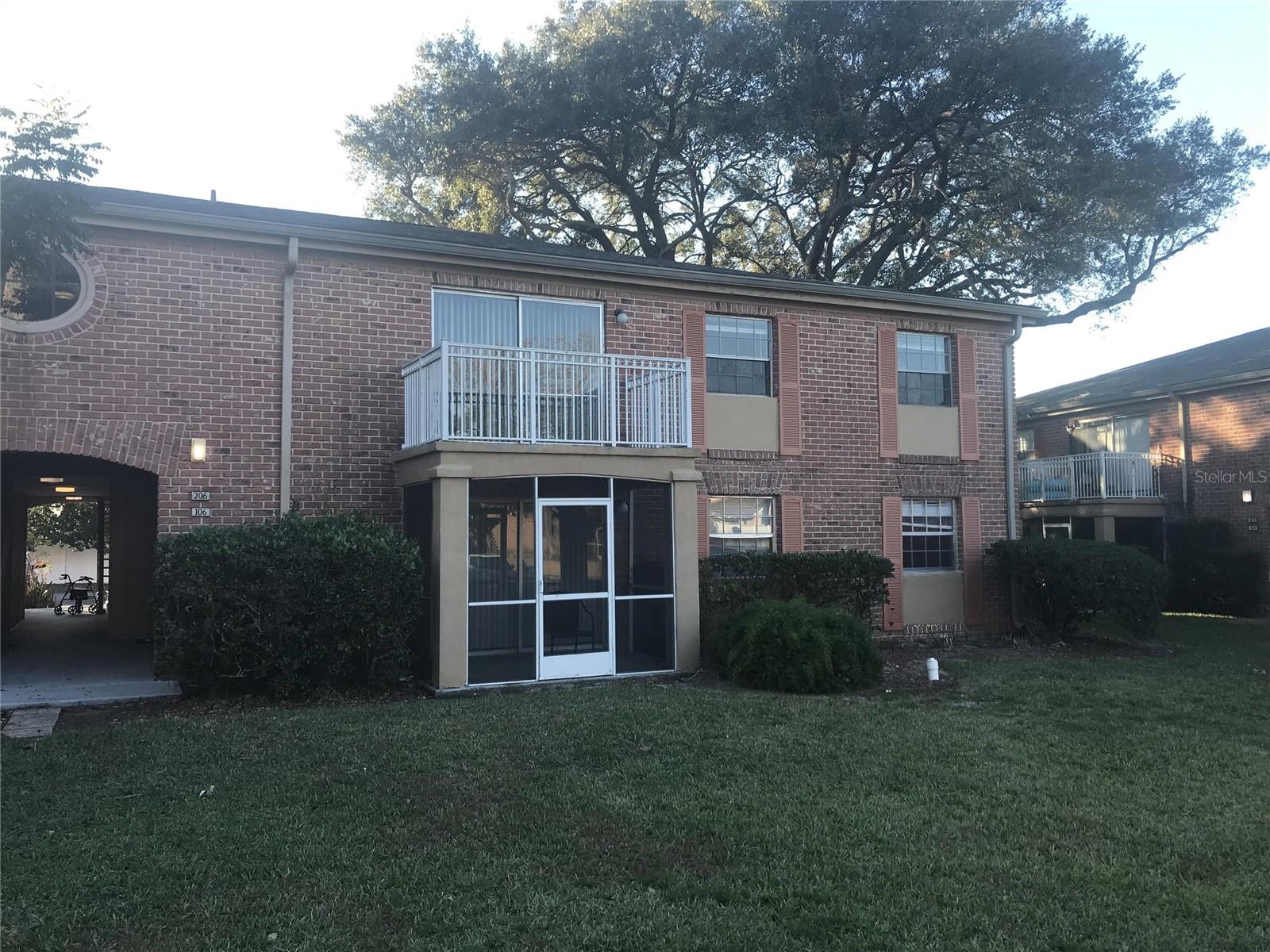 492 BANYON TREE CIR #206