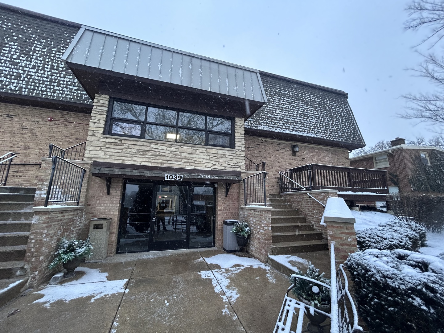 1039 COLLEGE Avenue Unit: F1