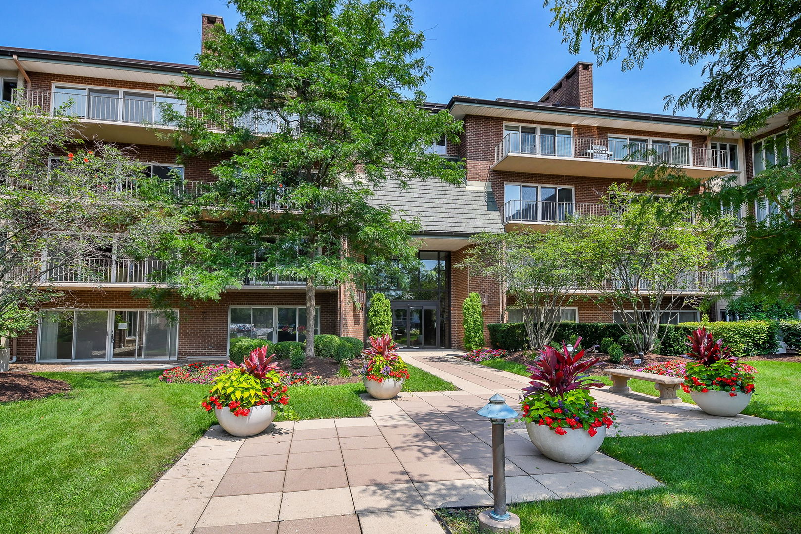 5 Oak Brook Club Drive Unit: N305