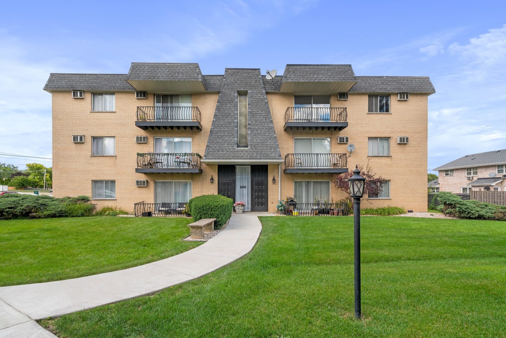 913 Plainfield Road Unit: 8