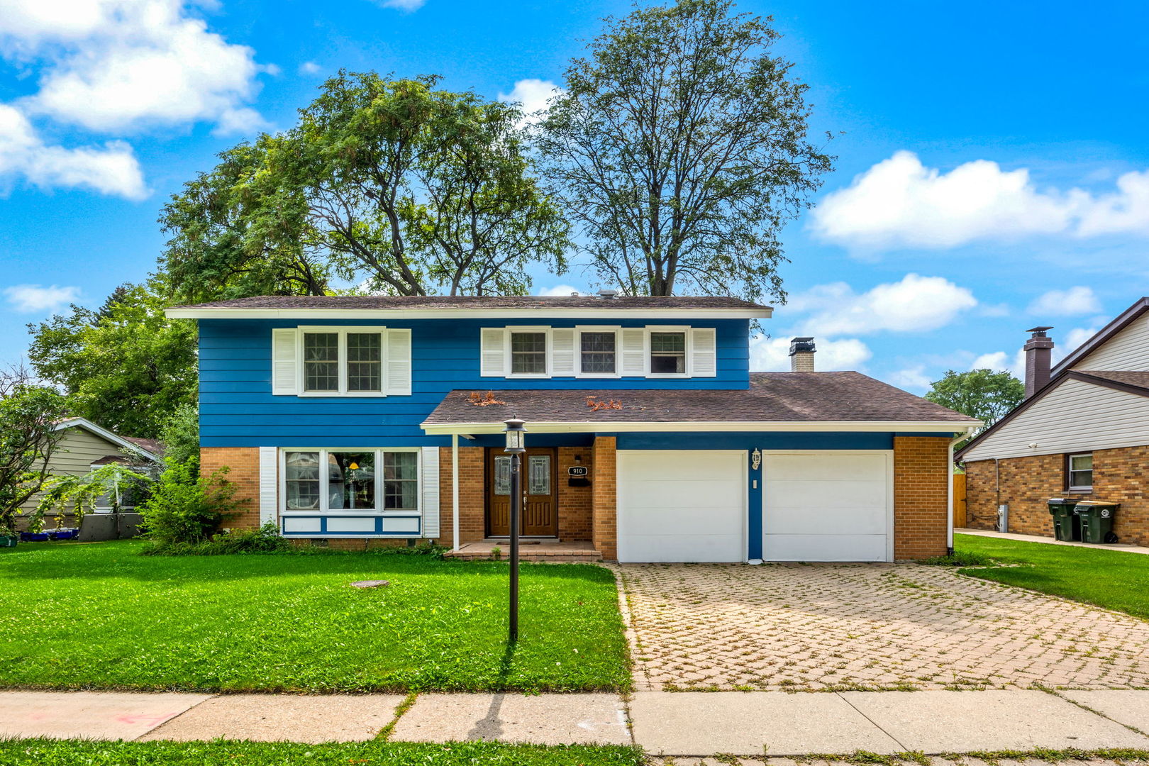 910 LONSDALE Road