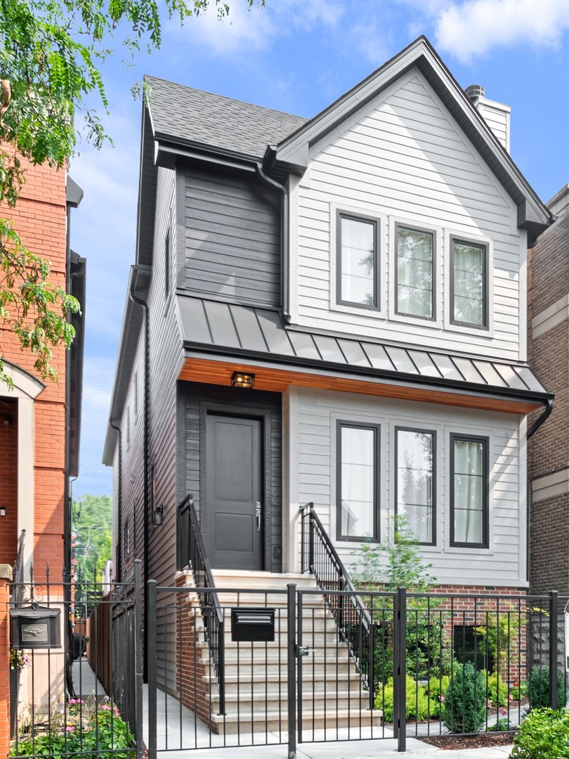 1926 W Wellington Avenue