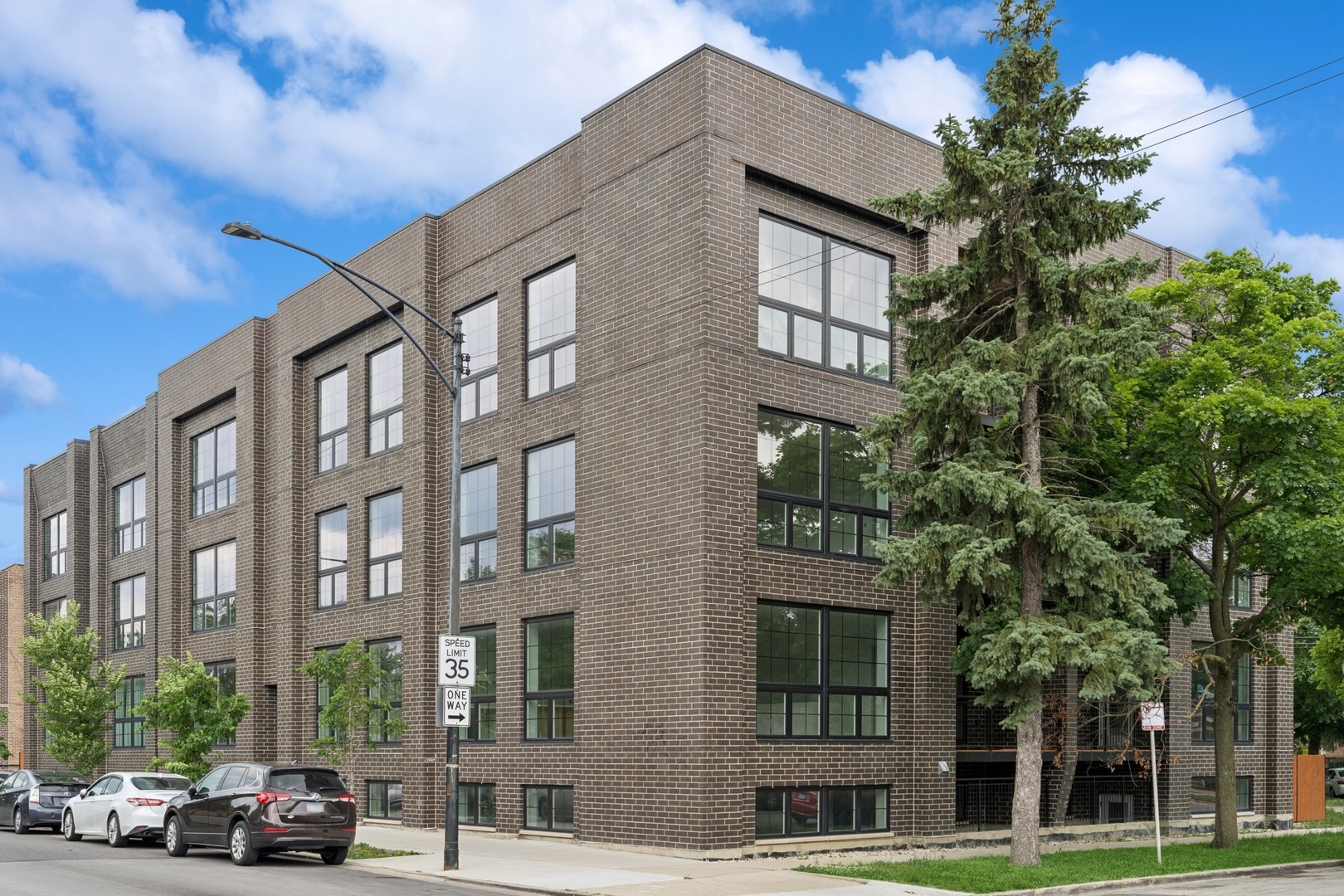 5830 N Lincoln Avenue Unit: 3E